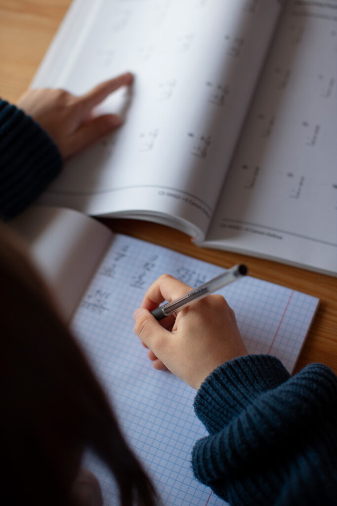 chica de alto angulo aprendiendo matematicas en la escuela