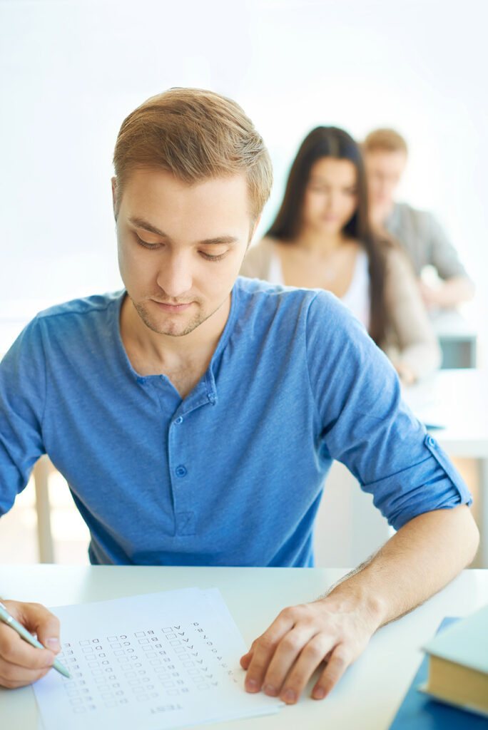 concentrado para hacer sus examenes